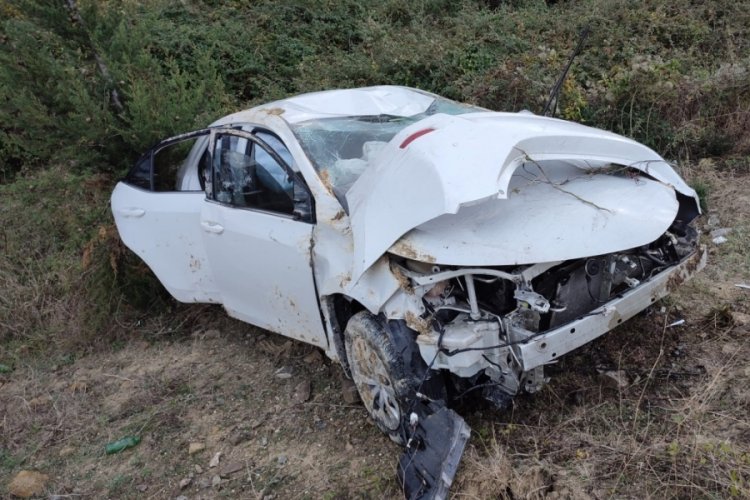 İstanbul'da şarampole u&ccedil;an otomobilde 2 kişi yaralandı