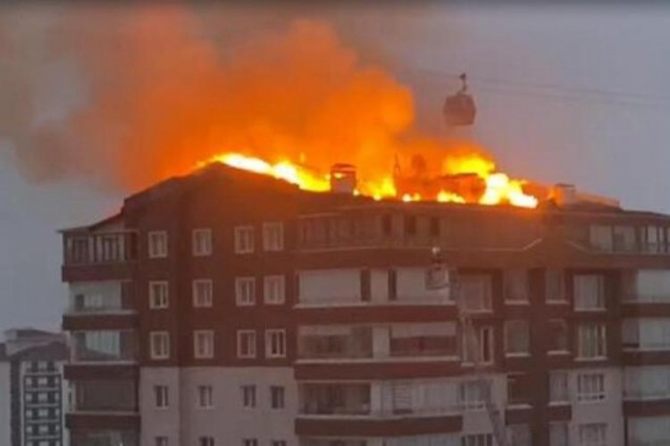 Ankara'da bir binanın &ccedil;atısında yangın &ccedil;ıktı
