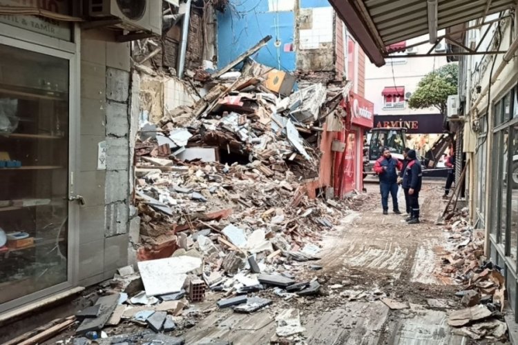 Depremde yıkılan eğlence merkezinin enkazı kaldırılıyor