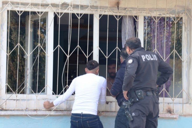 Antalya'da kardeşini bı&ccedil;akladı, kendini eve kilitledi