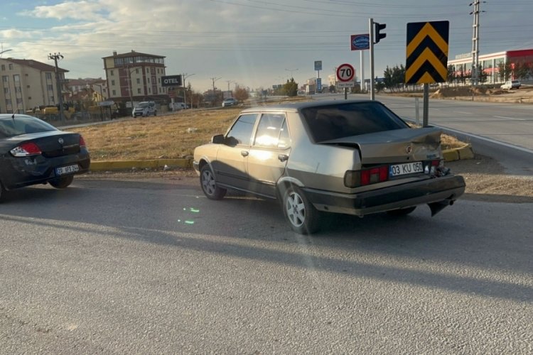 3 araca &ccedil;arpıp ka&ccedil;tı, d&uuml;ş&uuml;rd&uuml;ğ&uuml; par&ccedil;adan yakalandı