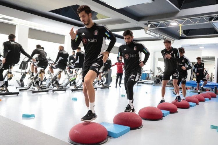Beşiktaş g&uuml;n&uuml;n ilk antrenmanını tamamladı