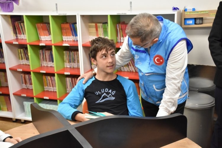 T&uuml;rkiye Diyanet Vakfı, Bursa'daki iki okula kitap bağışında bulundu