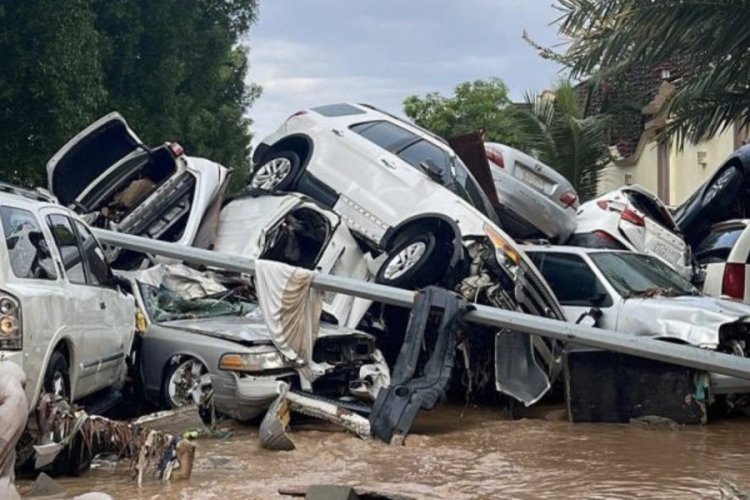 Suudi Arabistan'da ara&ccedil;lar sular altında kaldı