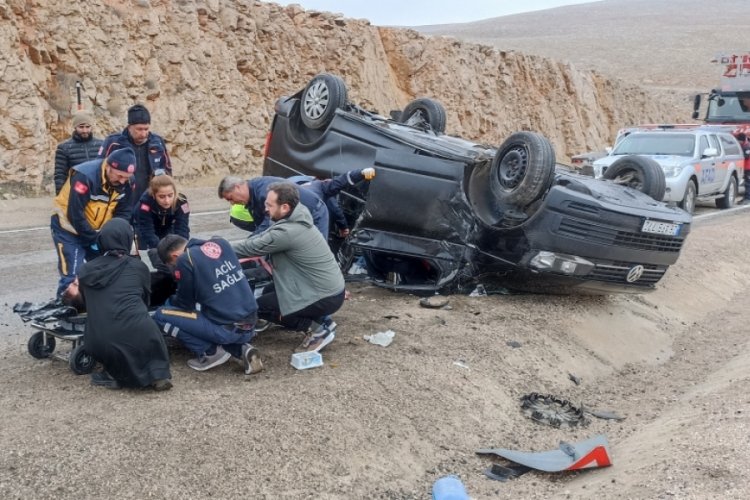 Sivas'ta minib&uuml;s takla attı: 4 yaralı