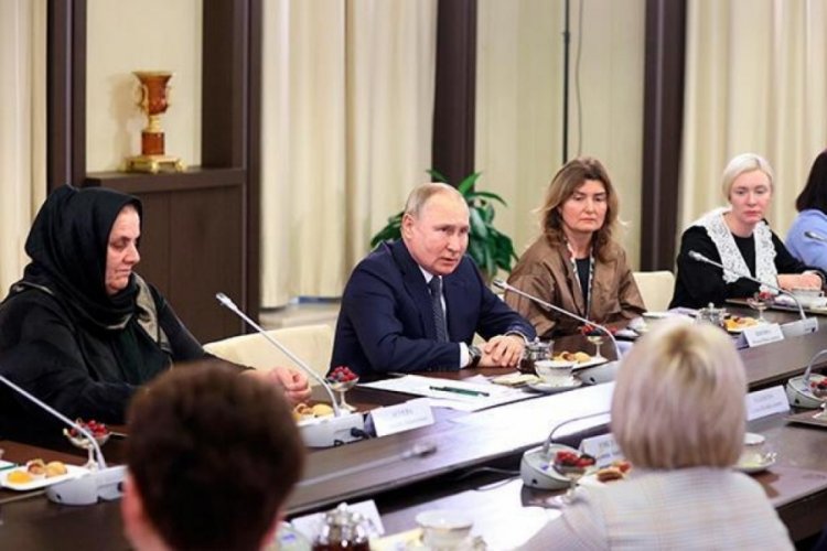 Putin'den asker annelerine internete inanmayın uyasısı