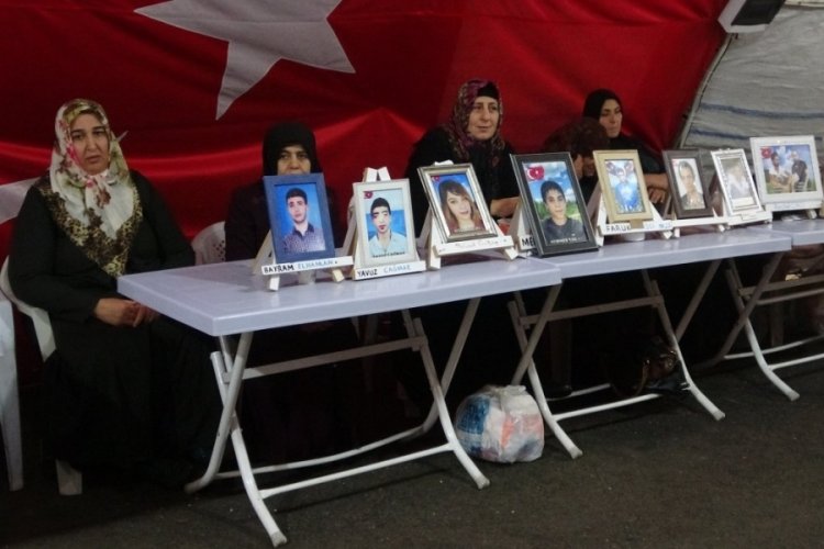Evlat n&ouml;betindeki anne: Evlatlarımızı neden bize &ccedil;ok g&ouml;r&uuml;yorlar