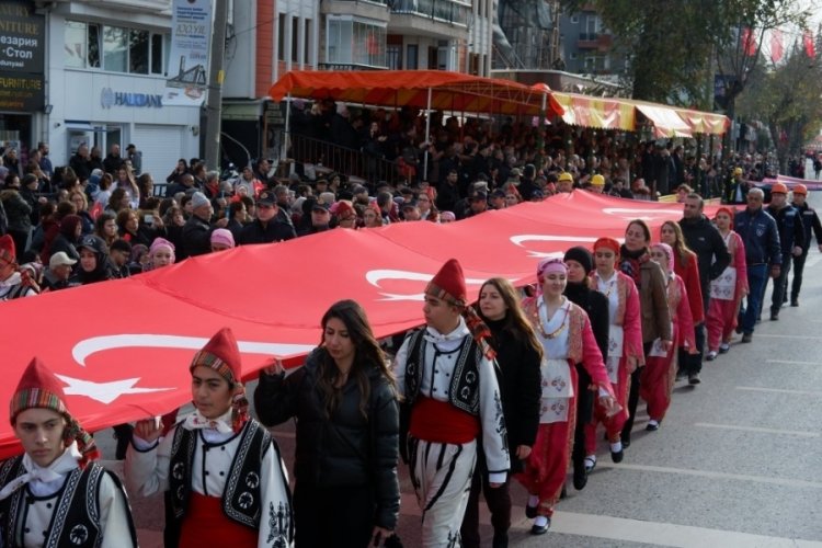 Edirne'nin 100'&uuml;nc&uuml; yıl kutlamasında &uuml;cretsiz &uuml;r&uuml;n izdihamı yaşandı