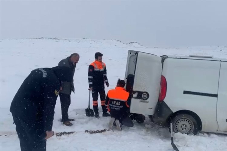 Bayburt'ta kar nedeniyle yolda mahsur kalan ara&ccedil;taki kişi kurtarıldı