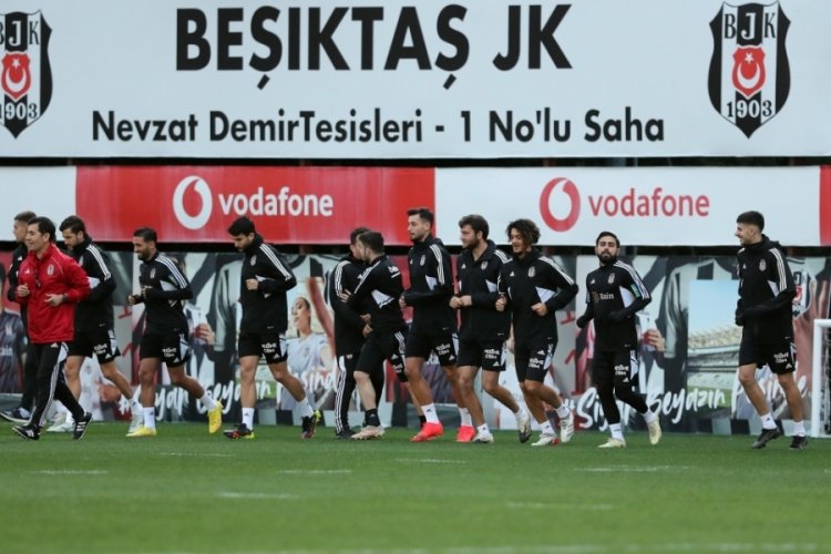 Beşiktaş, &ccedil;ift antrenmanla &ccedil;alışmalarını s&uuml;rd&uuml;rd&uuml;