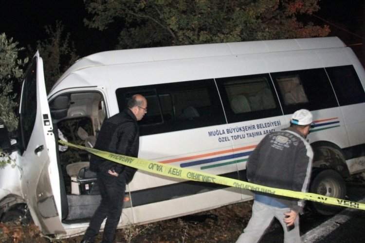 Muğla'da kamyonet ile minib&uuml;s kafa kafaya &ccedil;arpıştı: 22 yaralı