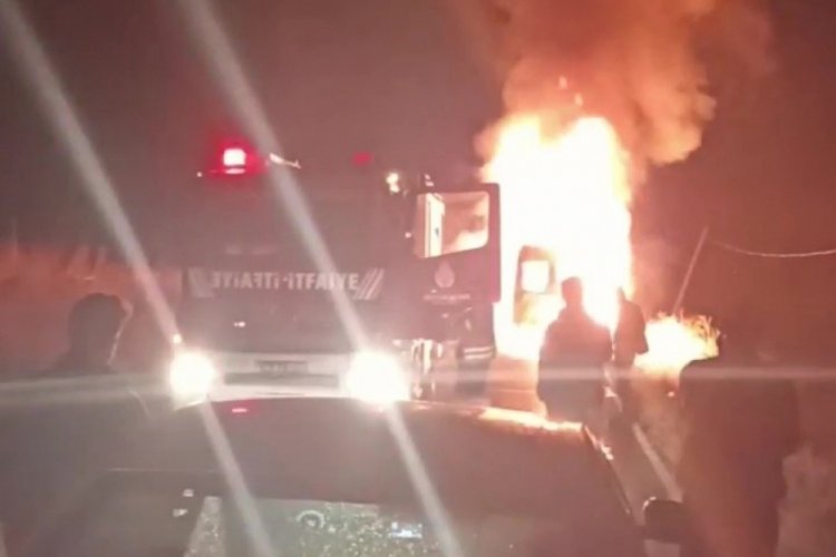 İstanbul Arnavutk&ouml;y'de servis aracı alev alev yandı