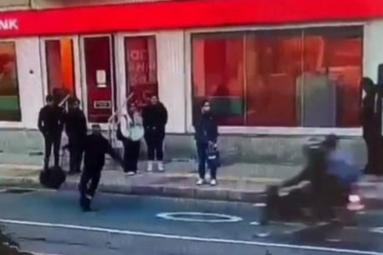 İzmir'de yoldaki motosikletliye &ccedil;antayla vurup d&uuml;ş&uuml;rd&uuml;