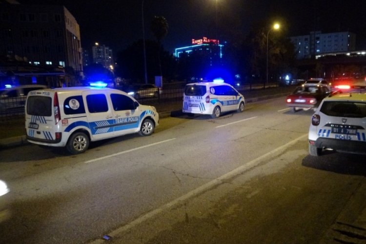 Adana'da kazada &ouml;len ağabeyinin elini bir an olsun bırakmadı