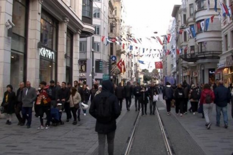 İstiklal Caddesi'nde d&uuml;zenlemeler s&uuml;r&uuml;yor: Tezgahlar kaldırıldı!