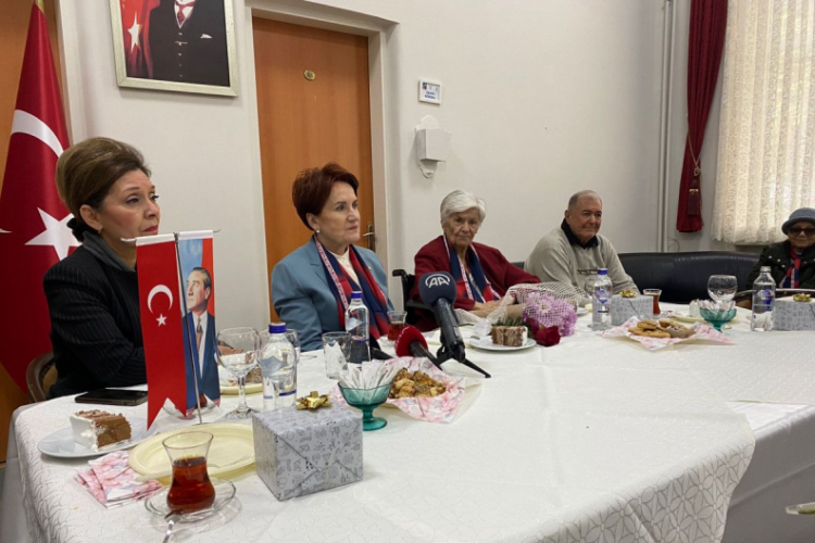 Meral Akşener, ortaokul &ouml;ğretmenini ziyaret etti