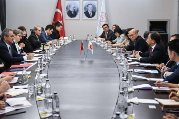 Bakan &Ouml;zer: Hedefe ulaşabilmek i&ccedil;in eğitim b&uuml;y&uuml;k bir &ouml;nem teşkil etmektedir
