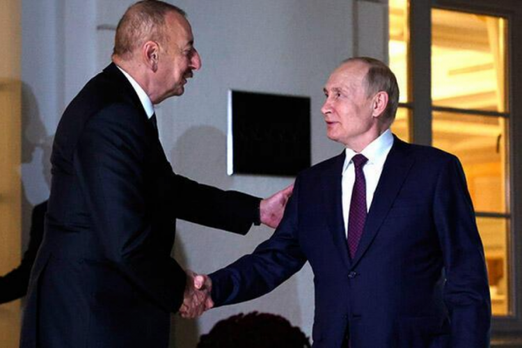 Putin ve Aliyev, &uuml;&ccedil;l&uuml; anlaşmayı g&ouml;r&uuml;şt&uuml;