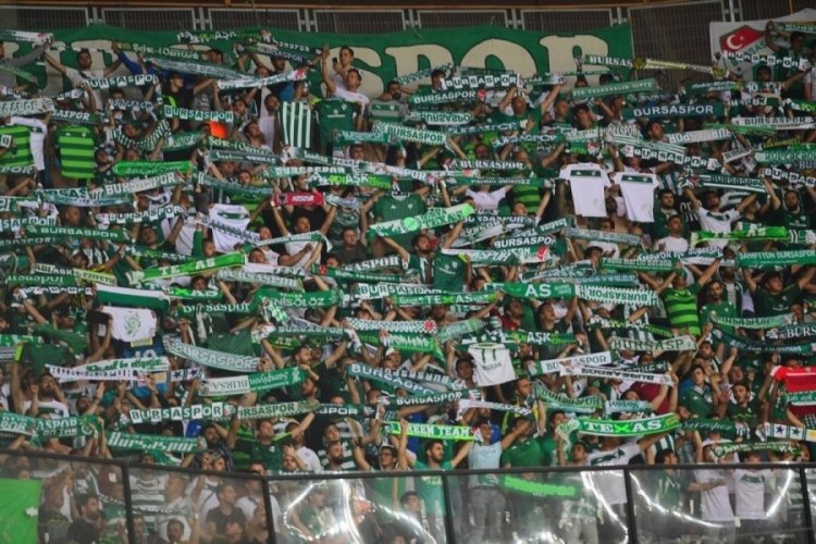 Bursasporlular trib&uuml;nden &ccedil;ekildi