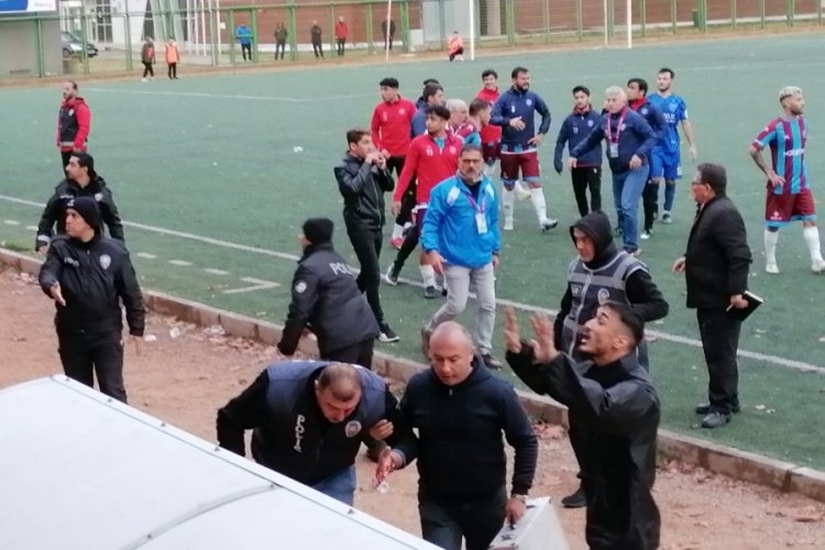 Bursa'da amat&ouml;r ligdeki olaylı ma&ccedil;ta biri polis iki kişi yaralandı