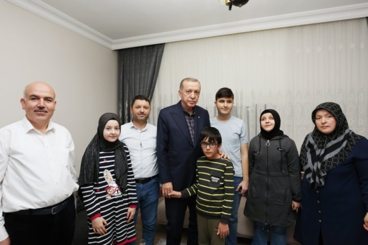 Cumhurbaşkanı Erdoğan, g&ouml;rme engelli hafız Ravzanur'u evinde ziyaret etti