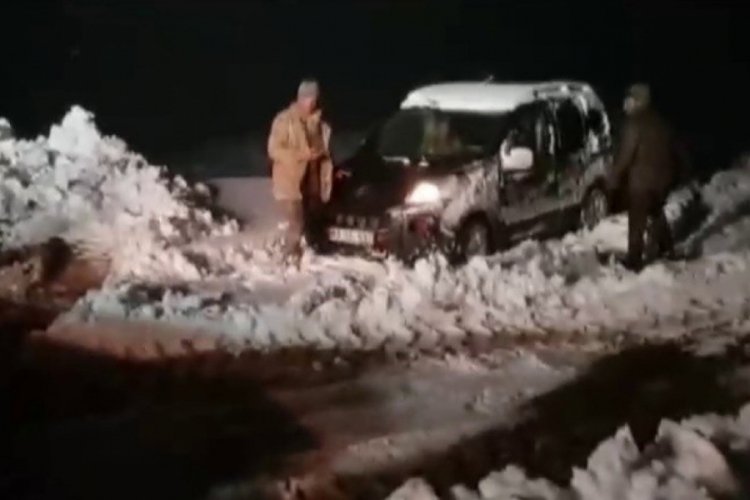 Siirt'te karda mahsur kalan g&uuml;venlik korucuları ve vatandaşlar kurtarıldı