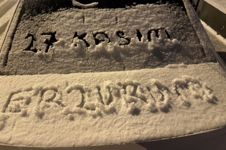 Erzurum beyaza b&uuml;r&uuml;nd&uuml;, vatandaşlar karın tadını &ccedil;ıkarttı
