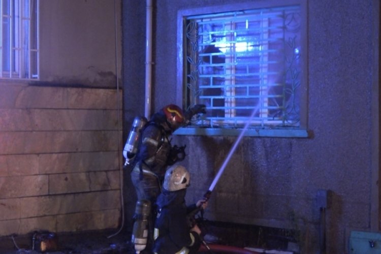 Bursa'da 3 katlı m&uuml;stakil ev alev alev yandı