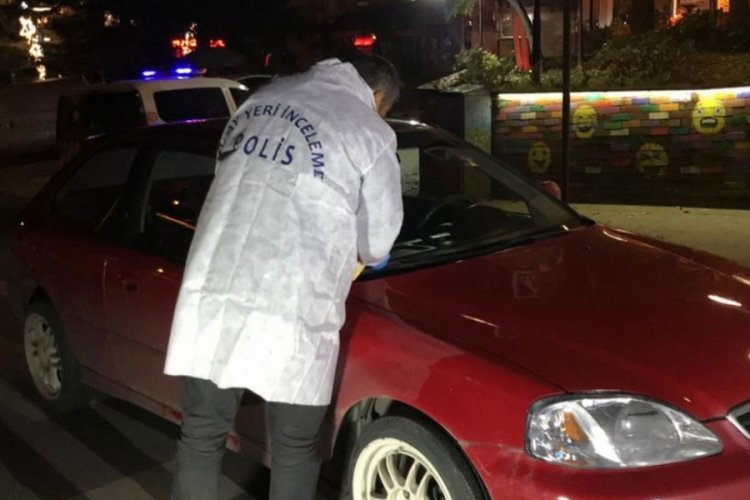 İki grup arasında silahlı &ccedil;atışma! Yoldan ge&ccedil;en ara&ccedil;...