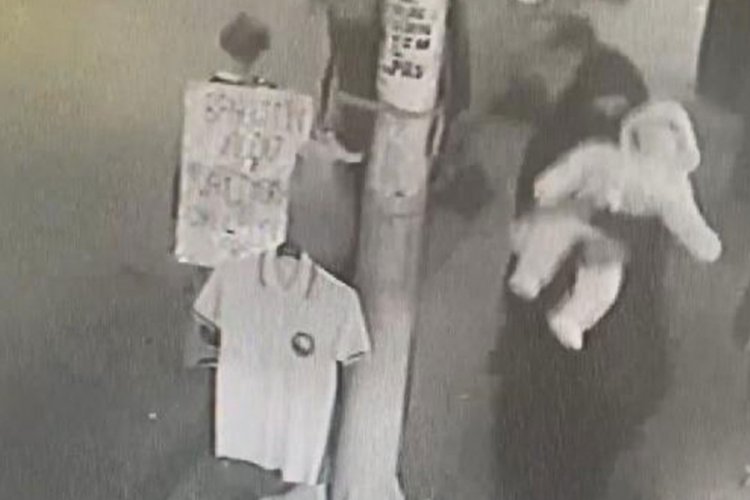 Sokak ortasında vahşet! Kucağında bebeğiyle y&uuml;r&uuml;rken &ouml;ld&uuml;r&uuml;ld&uuml;