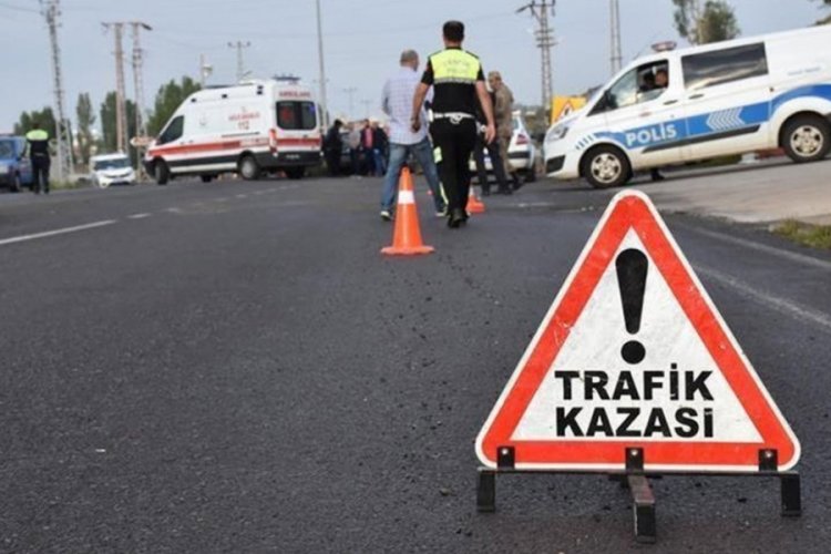 İki otomobil &ccedil;arpıştı: 7 kişi yaralandı
