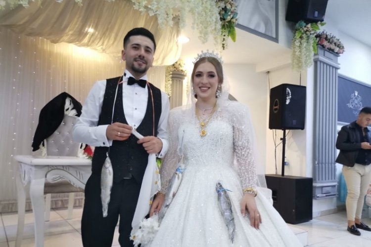 D&uuml;ğ&uuml;nde altın yerine balık taktı