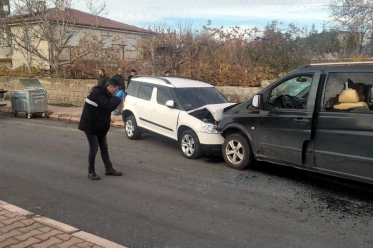 Kayseri'de husumetlisinin &ouml;nce aracına &ccedil;arptı, sonra bı&ccedil;akladı