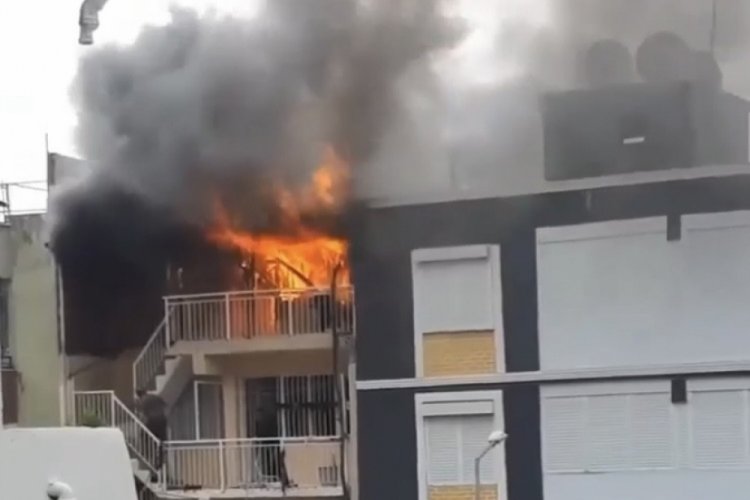 İzmir'de korkutan yangın: &Ccedil;atı katı alev alev yandı