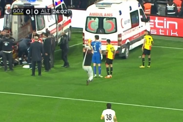 G&ouml;ztepe - Altay ma&ccedil;ında bir taraftar, elindeki sopayla Altay kalecisi Ozan Evrim &Ouml;zen&ccedil;'e vurdu