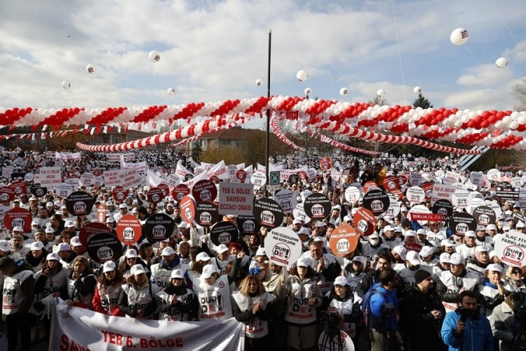 Eczacılar Ankara'da seslendi: T&uuml;keniyoruz!
