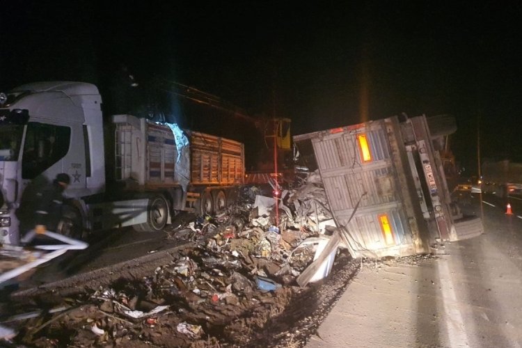 Kayseri'de kontrolden &ccedil;ıkan hurda y&uuml;kl&uuml; tır devrildi