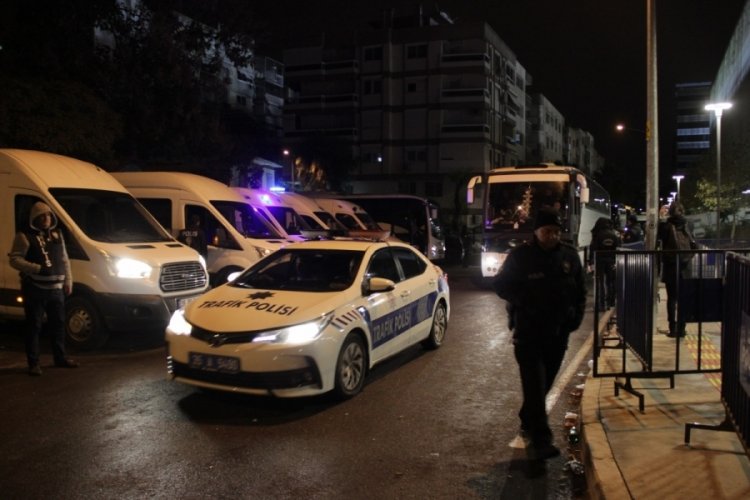 G&ouml;ztepe-Altay ma&ccedil;ında savaş &ccedil;ıktı: Altaylı taraftarlar 7 saat sonra stattan ayrıldı