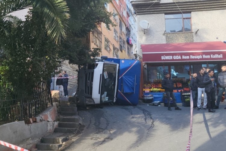 İstanbul'da kamyonet devrildi: Bir kişi altında kalmaktan son anda kurtuldu