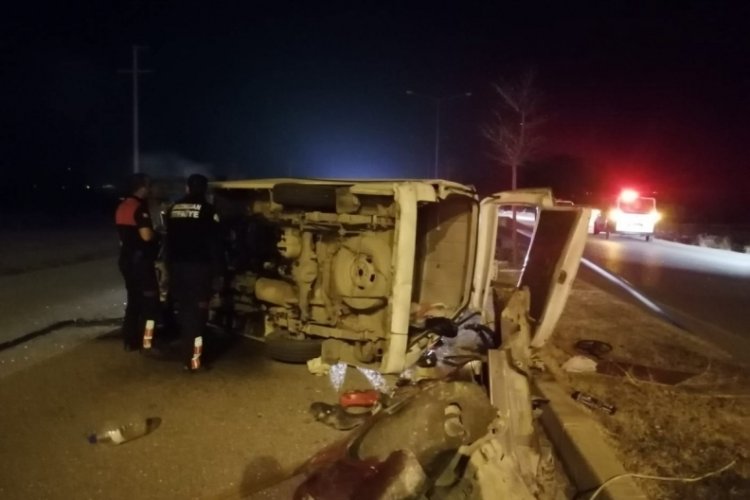 Erzincan'da minib&uuml;s yan yattı: 4 yaralı