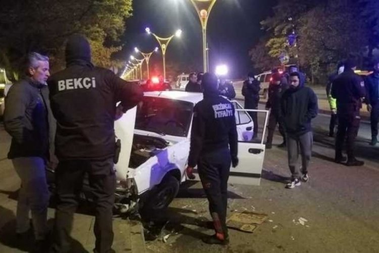 Erzincan'da otomobil kaldırıma &ccedil;arptı: 1 yaralı
