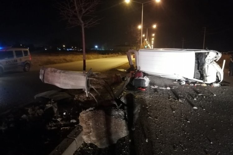 Erzincan'da aydınlatma direğine &ccedil;arpan minib&uuml;s devrildi: 5 yaralı