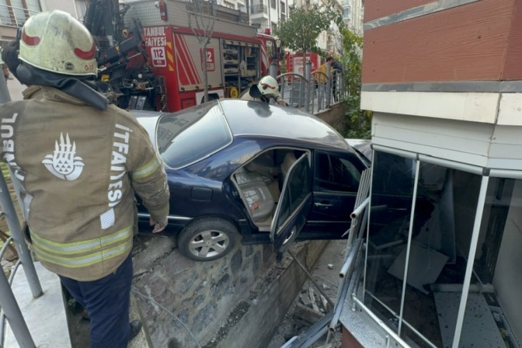 İstanbul'da 5 katlı binanın girişine &ccedil;arpan otomobil kamerada