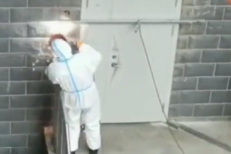&Ccedil;in'de sağlık g&ouml;revlileri sokak ortasında anal test yaptı!