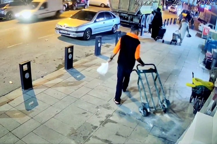 İstanbul'da nalbur &ouml;n&uuml;ndeki el arabasını &ccedil;aldı