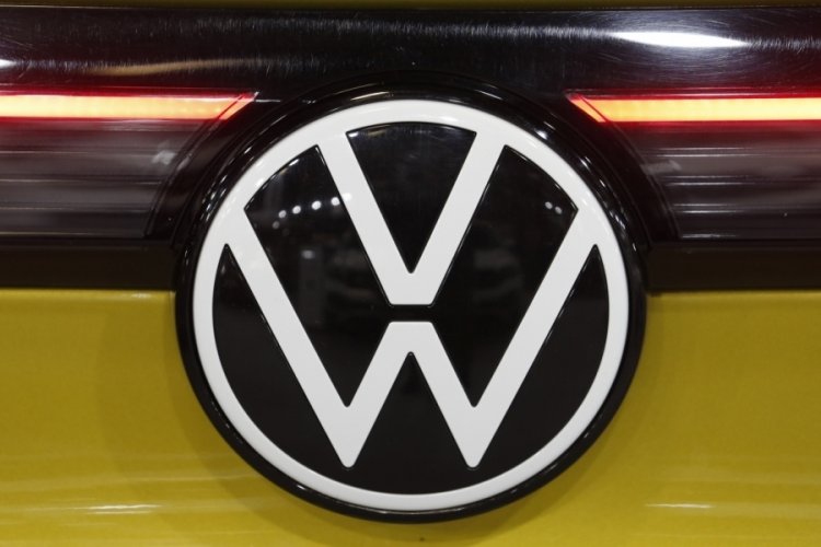 &Ccedil;in Covid-19'la savaşıyor: Volkswagen &uuml;retimi durdurdu