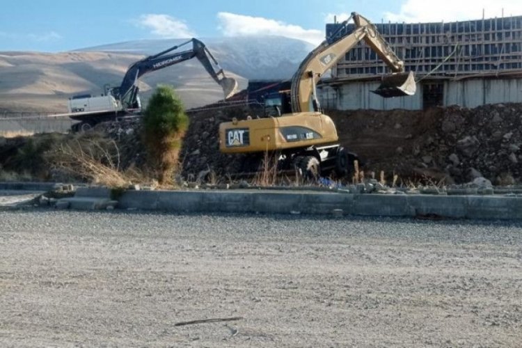 Iğdır &Uuml;niversitesi'nin kamp&uuml;s&uuml;nde su deposu inşaatında &ccedil;&ouml;kme