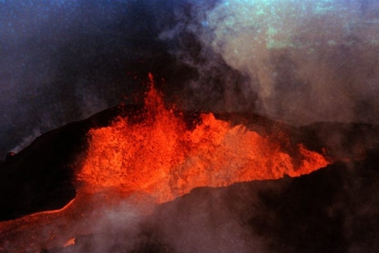 D&uuml;nyanın en b&uuml;y&uuml;k aktif volkanı Mauna Loa patladı