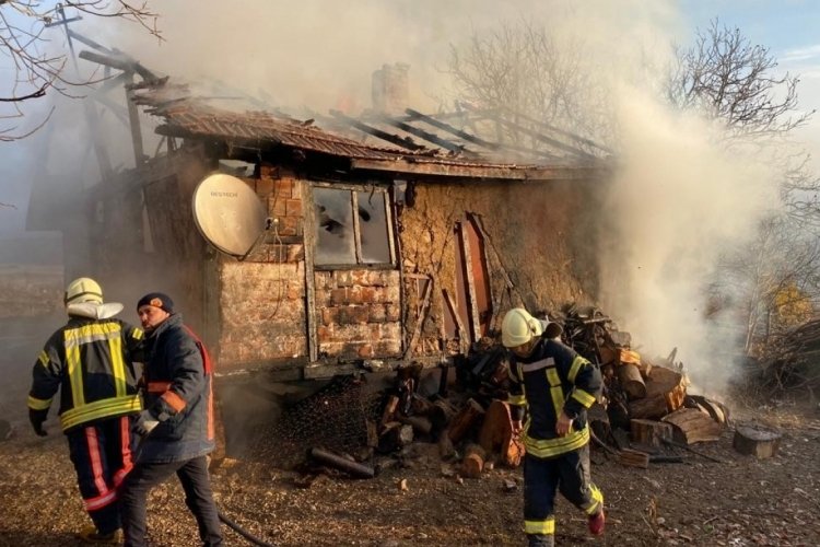 Karab&uuml;k'te m&uuml;stakil ev yangında k&uuml;l oldu