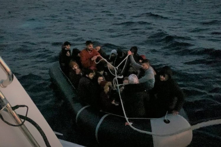 &Ccedil;anakkale'de 22 ka&ccedil;ak g&ouml;&ccedil;meni Sahil G&uuml;venlik kurtardı